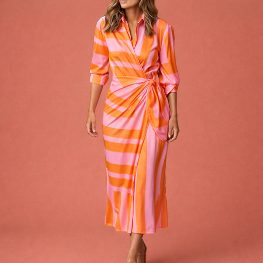 Dames maxi wikkeljurk in oranje/roze met minimalistisch design, zacht en comfortabel voor casual en stijlvolle outfits.
