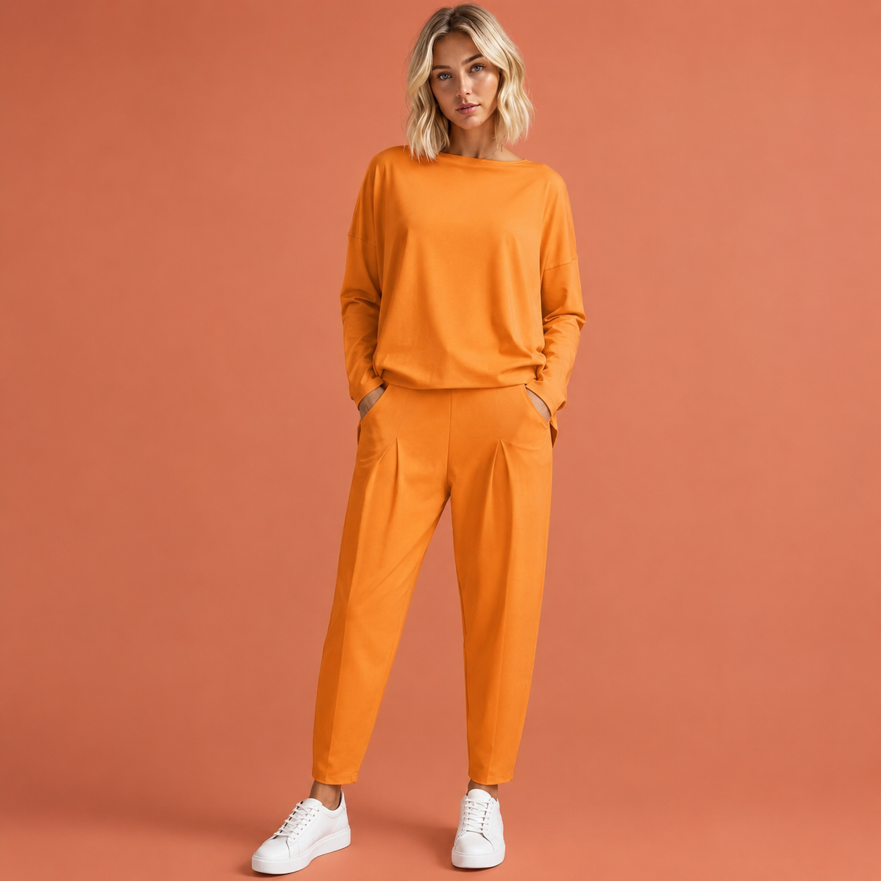 Dames sportieve set in oranje met minimalistisch design, zacht en comfortabel voor casual en stijlvolle outfits.