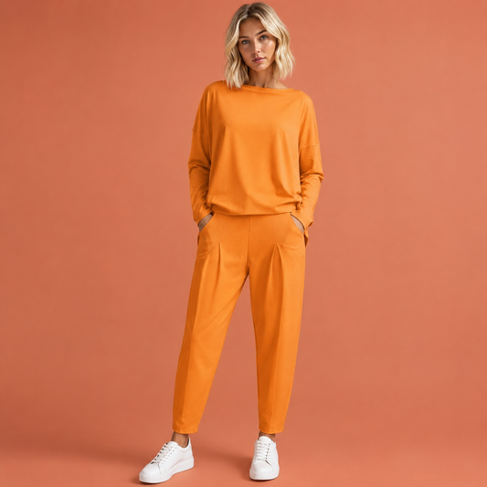 Dames sportieve set in oranje met minimalistisch design, zacht en comfortabel voor casual en stijlvolle outfits.