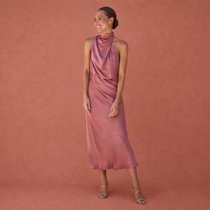 Dames maxi jurk in Oudroze met minimalistisch design, zacht en comfortabel voor casual en stijlvolle outfits.