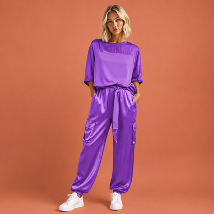 Dames satijnen set in paars met minimalistisch design, zacht en comfortabel voor casual en stijlvolle outfits.
