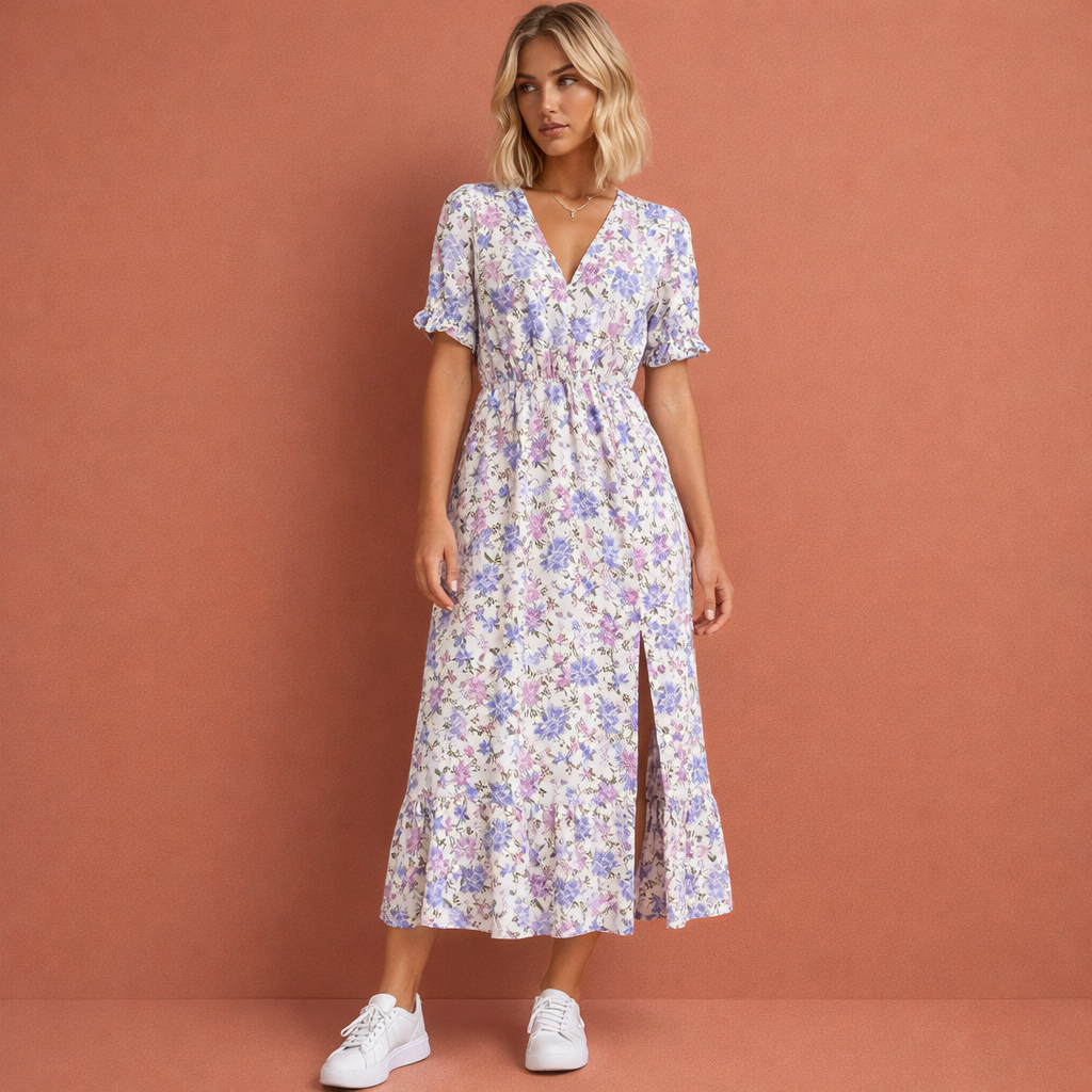 Paarse gebloemde zomerjurk voor dames met knoopjesrij en split, ideaal voor warme dagen en casual zomerse outfits.