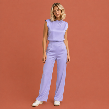Dames jumpsuit in paars met minimalistisch design, zacht en comfortabel voor casual en stijlvolle outfits.
