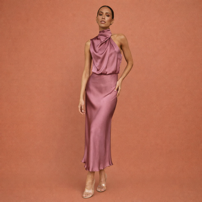 Dames maxi jurk in pruim met minimalistisch design, zacht en comfortabel voor casual en stijlvolle outfits.