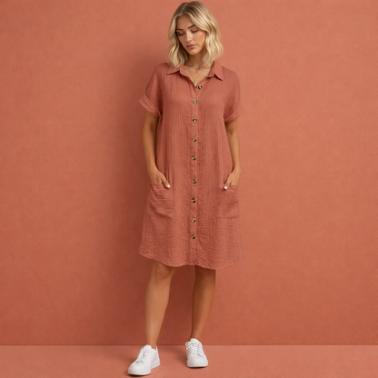 Rode casual hemdjurk voor dames met knoopsluiting en luchtige pasvorm, ideaal voor zomerse dagen.