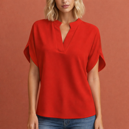 Dames blouse in rood met minimalistisch design, zacht en comfortabel voor casual en stijlvolle outfits.