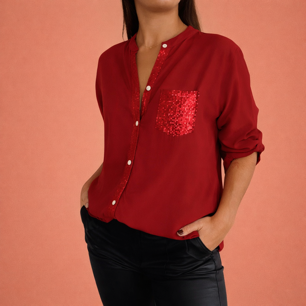 Dames blouse in rood met paillettenzak, zacht en comfortabel voor casual en stijlvolle outfits.