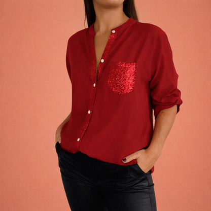 Dames blouse in rood met paillettenzak, zacht en comfortabel voor casual en stijlvolle outfits.