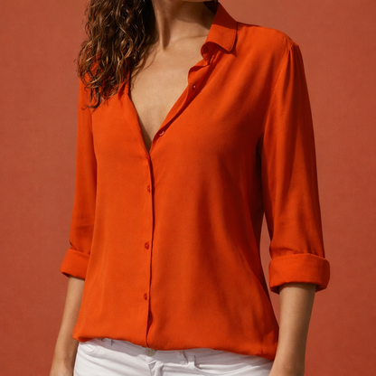 Dames blouse in rood met minimalistisch design, zacht en comfortabel voor casual en stijlvolle outfits.