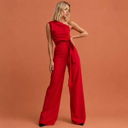Dames jumpsuit in rood met minimalistisch design, zacht en comfortabel voor casual en stijlvolle outfits.
