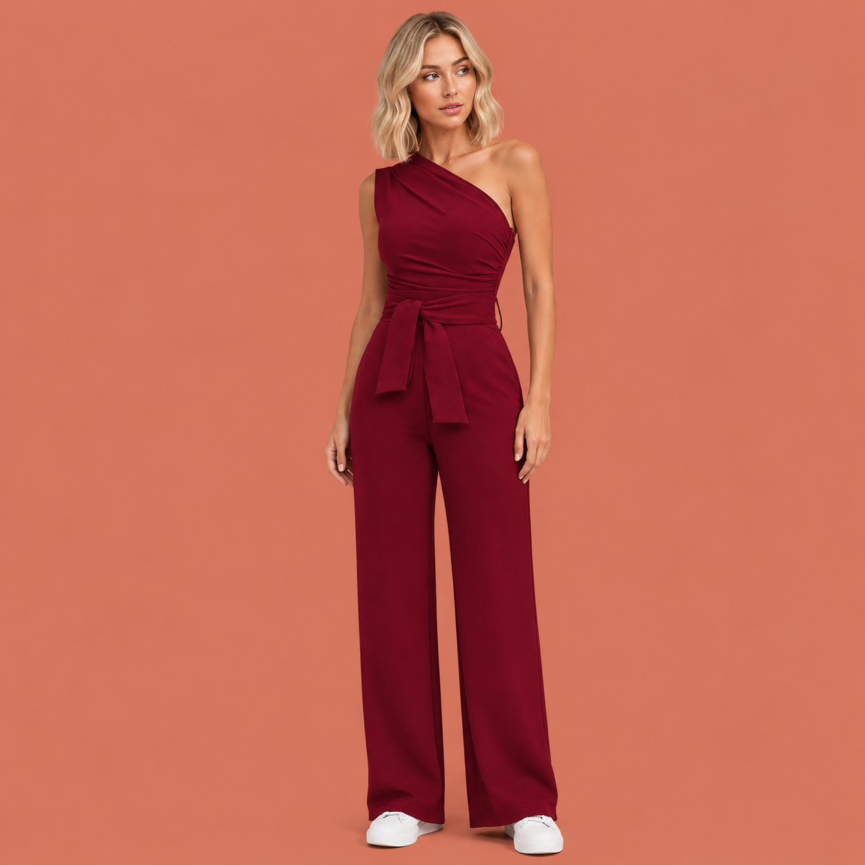 Dames jumpsuit in rood met minimalistisch design, zacht en comfortabel voor casual en stijlvolle outfits.