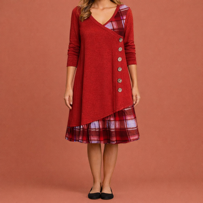 Dames jurk in rood met ruitdetail, asymmetrische zoom en V-hals, comfortabel en stijlvol voor casual en elegante outfits.