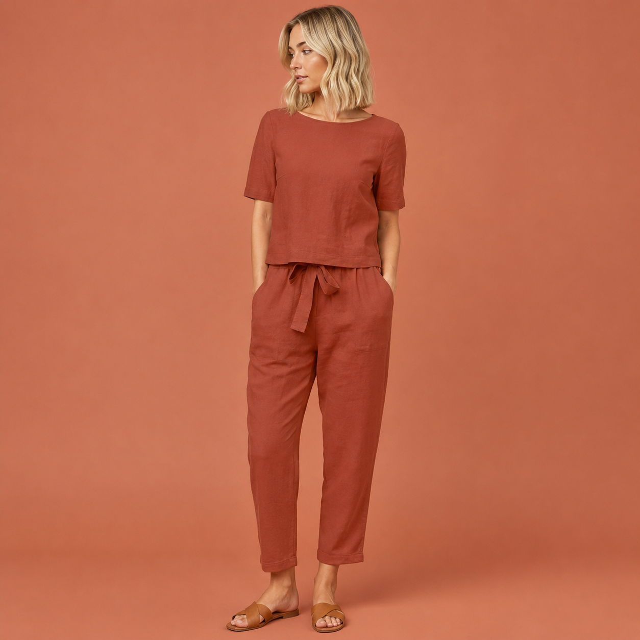 Dames linnen set in rood met minimalistisch design, zacht en comfortabel voor casual en stijlvolle outfits.
