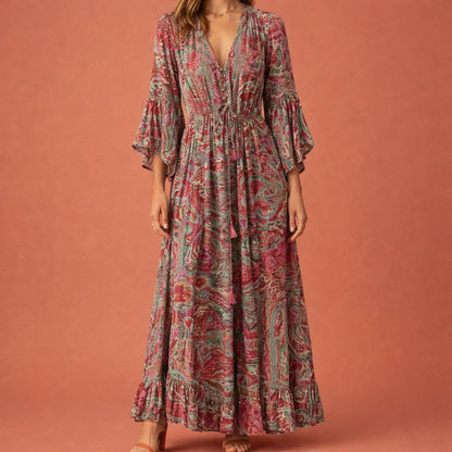 Dames maxi jurk in rood met minimalistisch design, zacht en comfortabel voor casual en stijlvolle outfits.