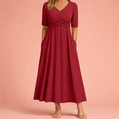 Dames maxi jurk in rood met minimalistisch design, zacht en comfortabel voor casual en stijlvolle outfits.