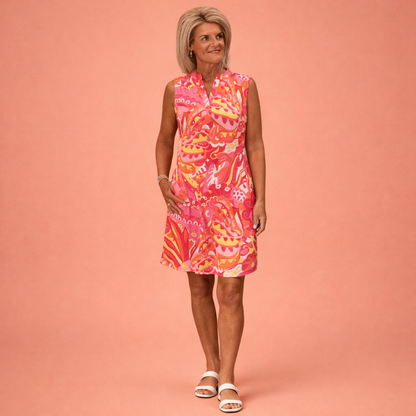 Dames midi-jurk in rood met V-hals en print, soepel en comfortabel voor zomerse en feestelijke outfits.
