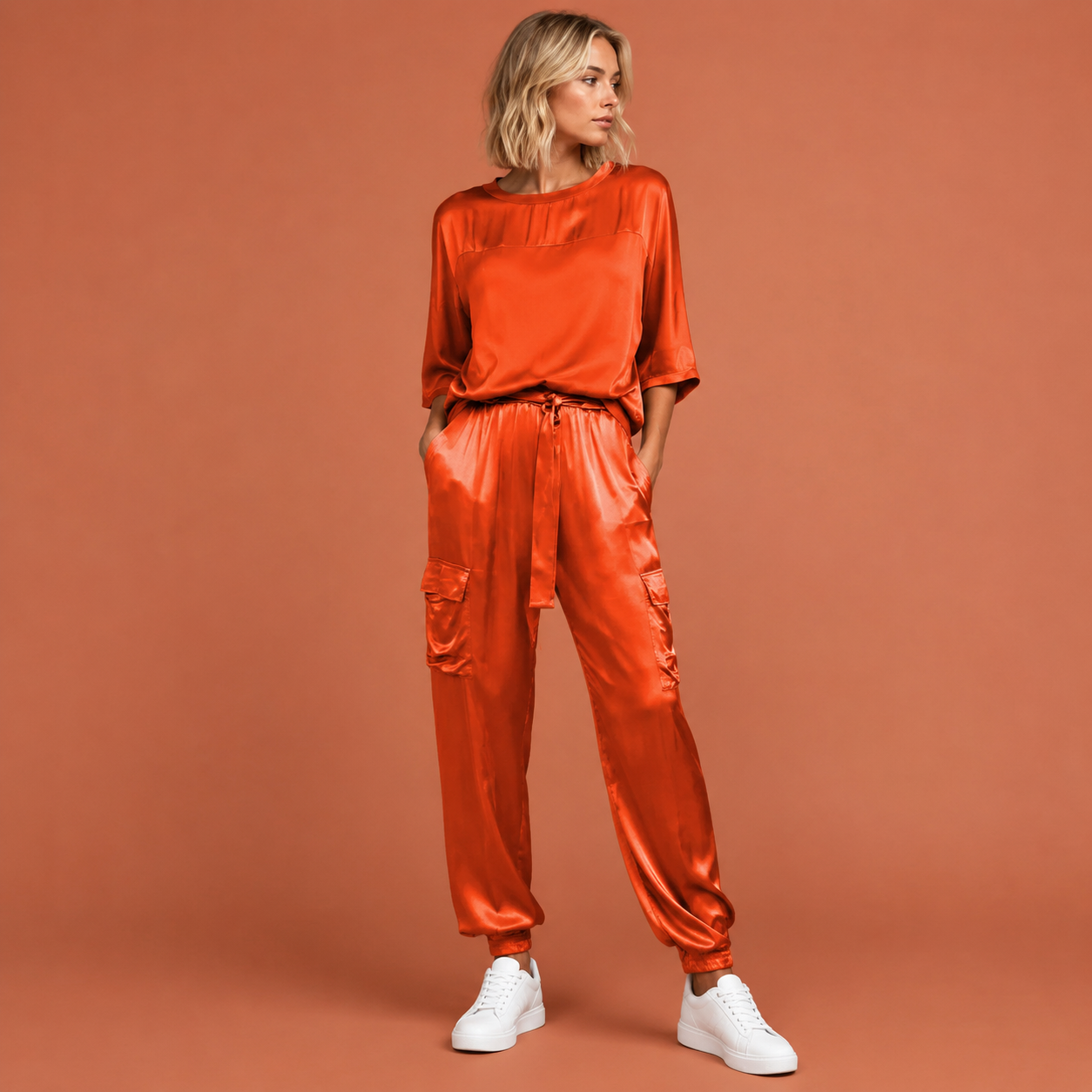 Dames satijnen set in rood met minimalistisch design, zacht en comfortabel voor casual en stijlvolle outfits.