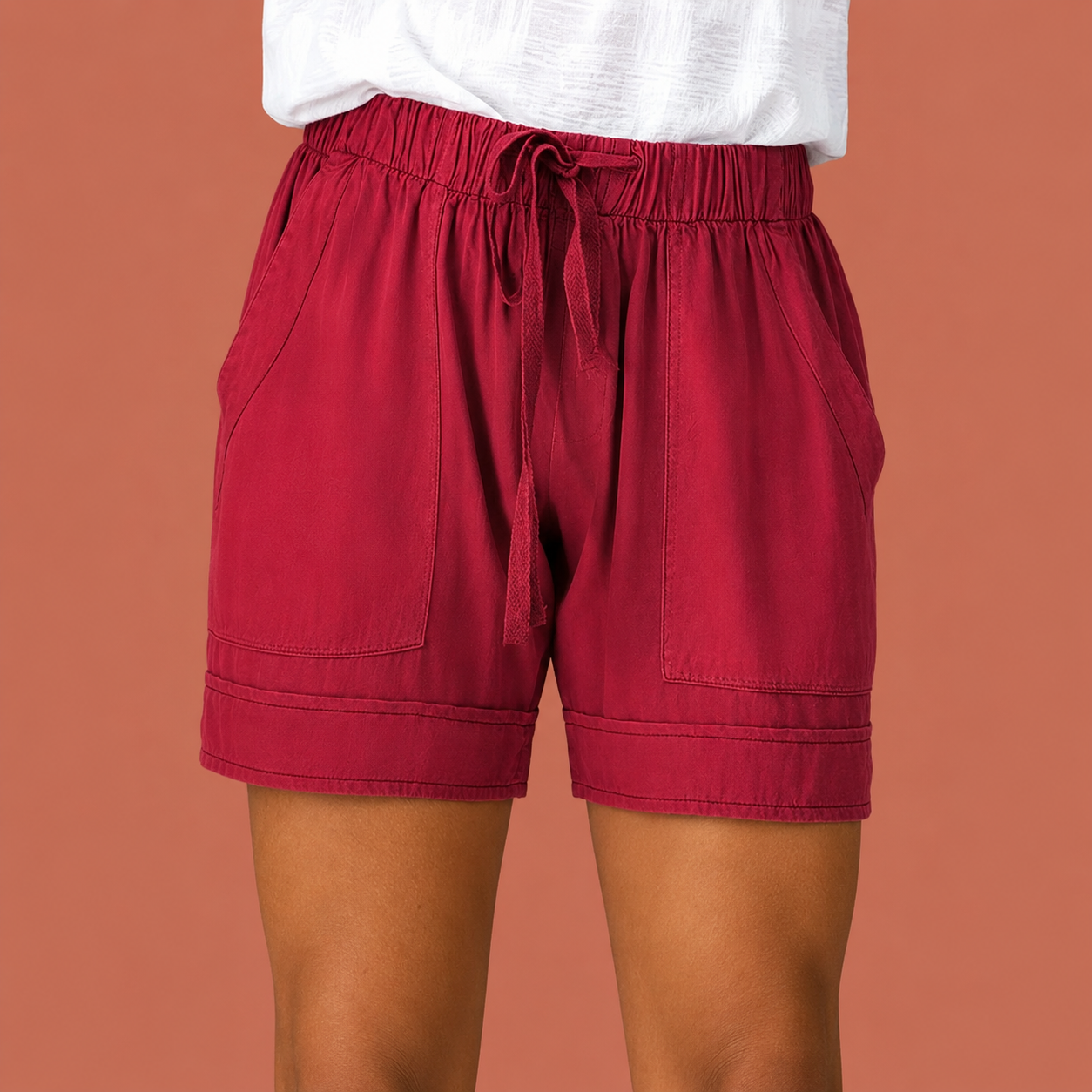 Dames short in rood met minimalistisch design, zacht en comfortabel voor casual en stijlvolle outfits.