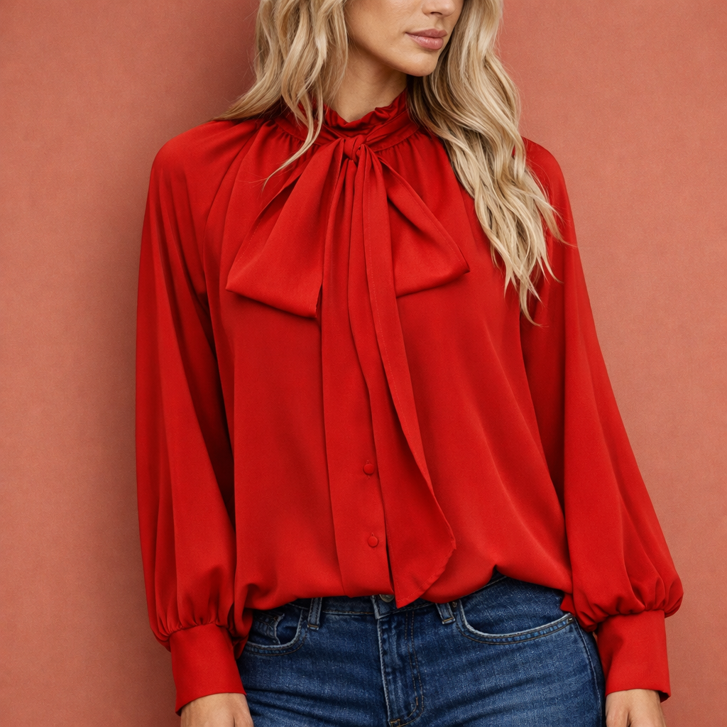 Dames blouse in rood met minimalistisch design, zacht en comfortabel voor casual en stijlvolle outfits.