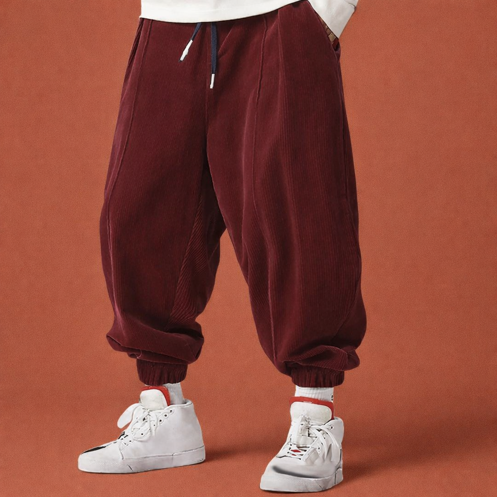 Heren joggerbroek in rood met minimalistisch design, zacht en comfortabel voor casual en stijlvolle outfits.