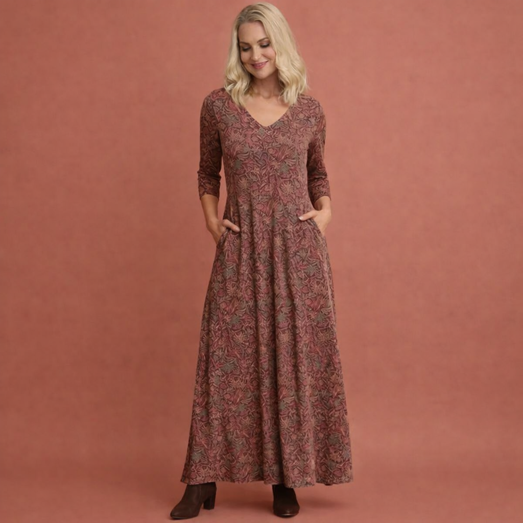 Rode lange damesjurk met retro patroon en V-hals, perfect voor zomerse dagen en casual chic gelegenheden.
