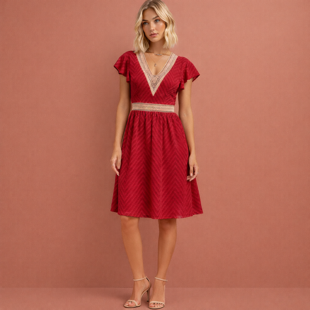 Rode luchtige mini-jurk voor dames met V-hals en tailleband, ideaal voor zomerse dagen en casual gelegenheden.