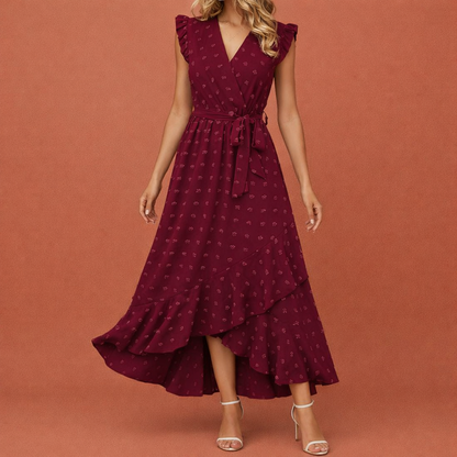 Dames maxi jurk in rood met minimalistisch design, zacht en comfortabel voor casual en stijlvolle outfits.