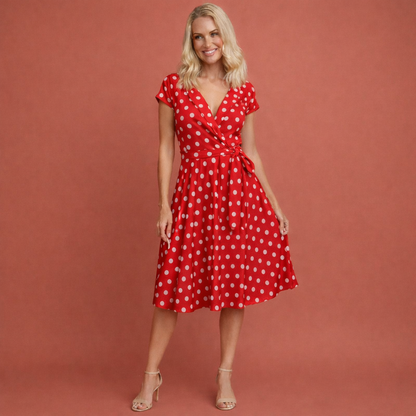 Dames polka dot jurk in rood met minimalistisch design, zacht en comfortabel voor casual en stijlvolle outfits.