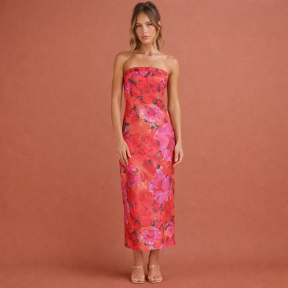 Rode romantische bandeau bloemenjurk voor dames met elegante pasvorm, ideaal voor zomerse dagen en feestelijke gelegenheden.