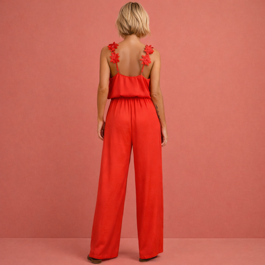 Rode stijlvolle dames jumpsuit met een flatterende pasvorm, ideaal voor feestelijke gelegenheden en een avond uit.
