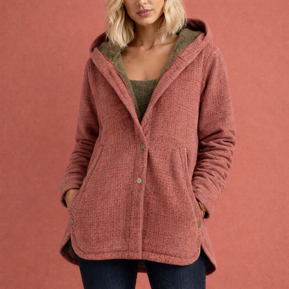 Rode dames winterjas met capuchon en knoopsluiting, ideaal voor dagelijks gebruik tijdens koude dagen.