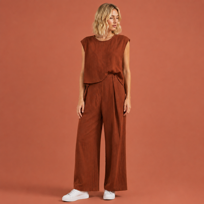 Dames linnen tweedelige set in roestbruin met minimalistisch design, zacht en comfortabel voor casual en stijlvolle outfits.