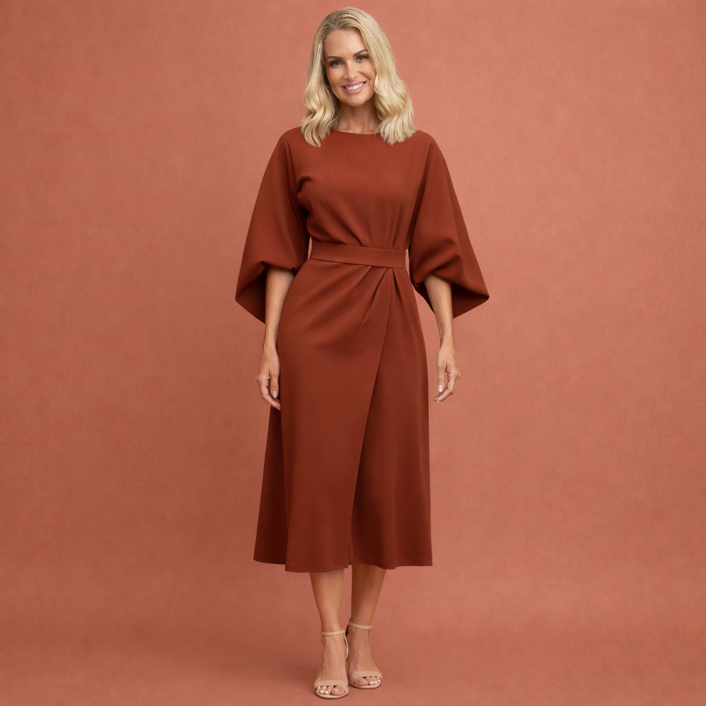 Dames maxi jurk in roestbruin met minimalistisch design, zacht en comfortabel voor casual en stijlvolle outfits.