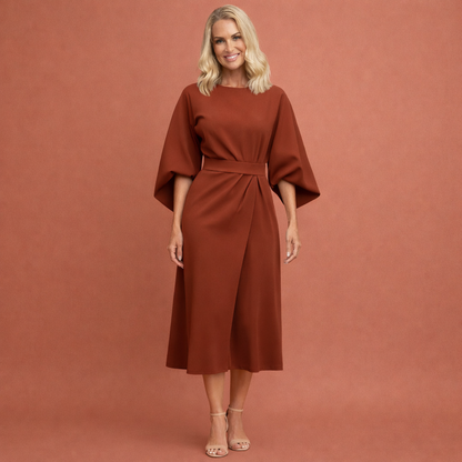 Dames maxi jurk in roestbruin met minimalistisch design, zacht en comfortabel voor casual en stijlvolle outfits.