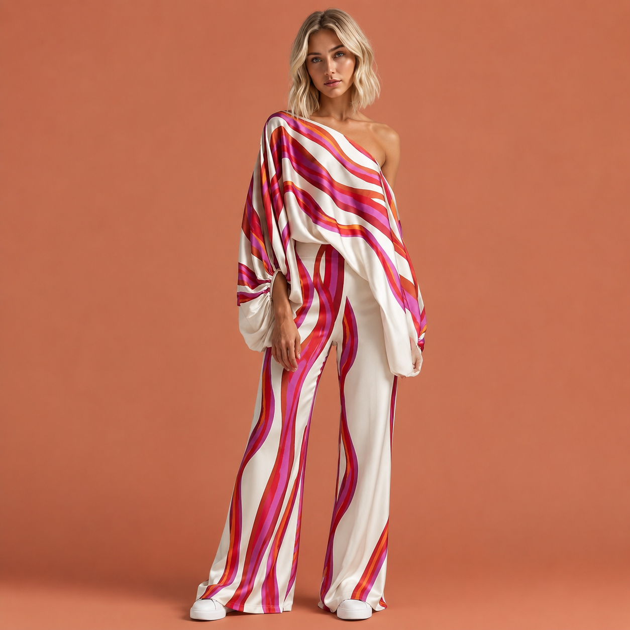 Dames satijnen tweedelige set in rood met minimalistisch design, zacht en comfortabel voor casual en stijlvolle outfits.