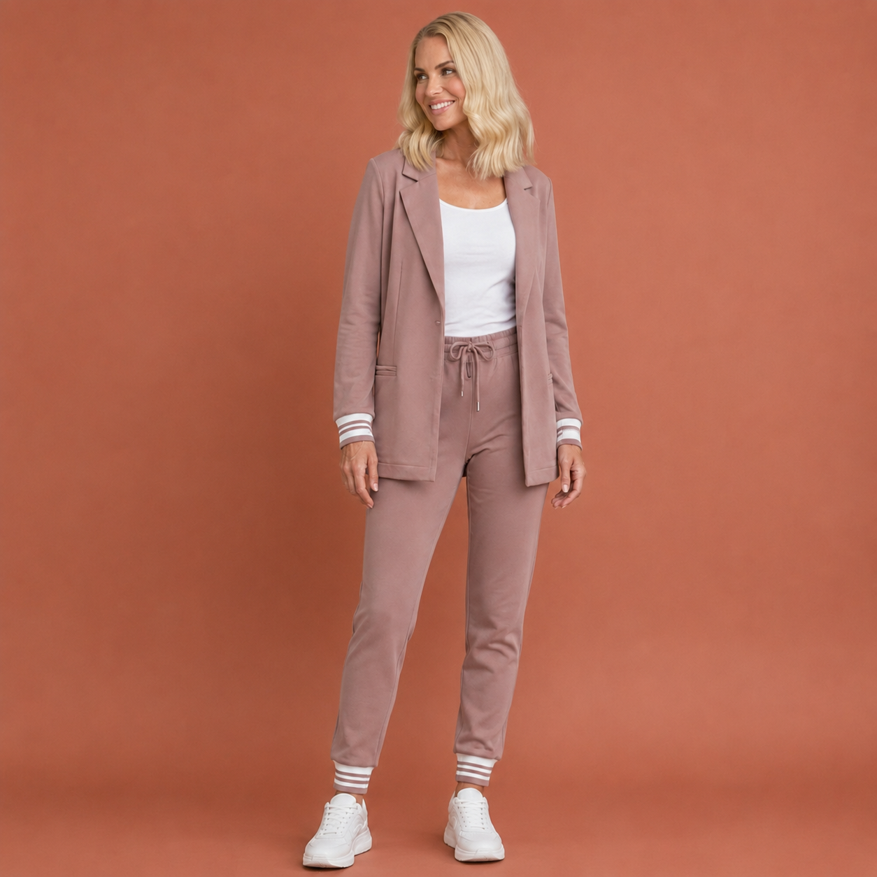 Dames blazer en broek set in roze met minimalistisch design, zacht en comfortabel voor casual en stijlvolle outfits.