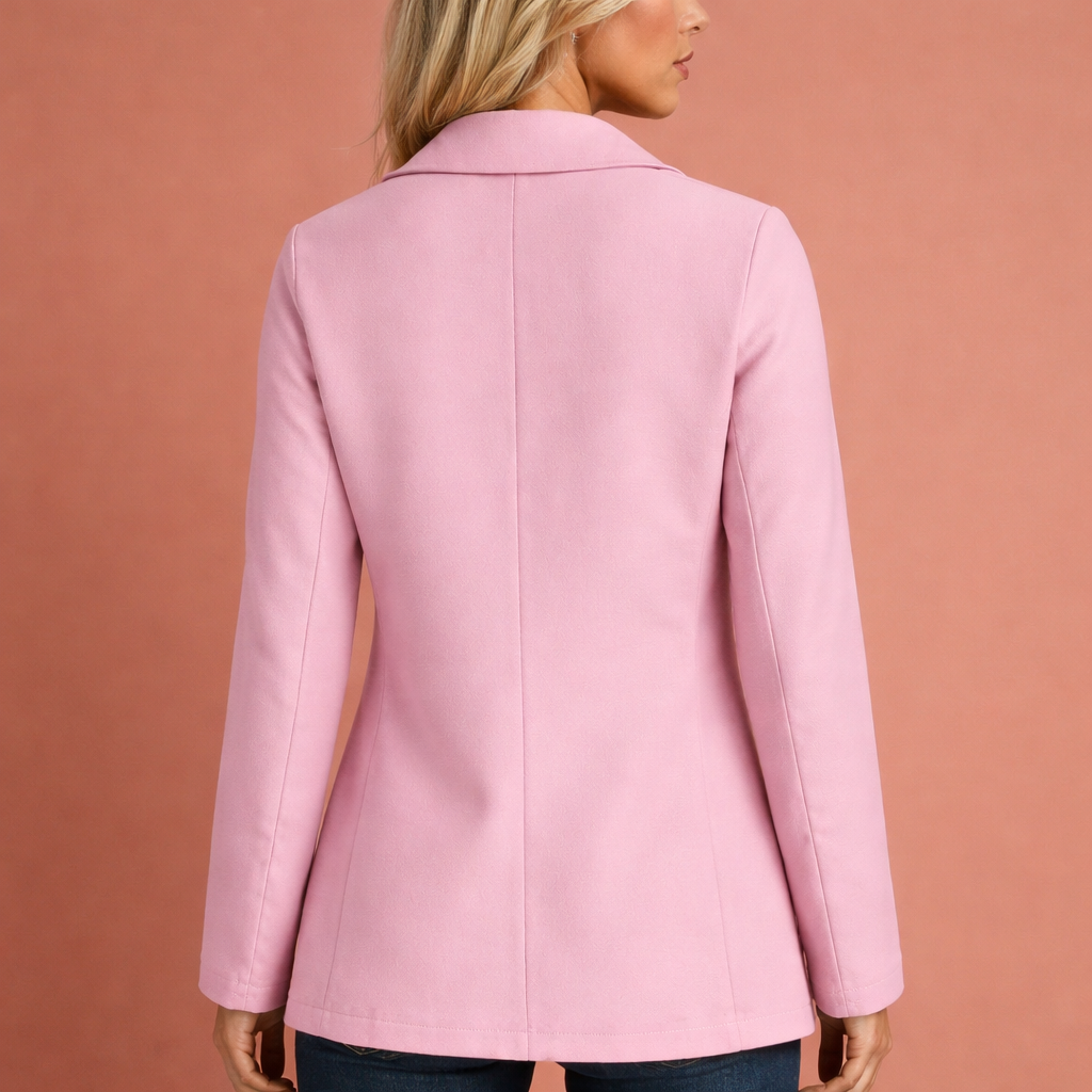 Dames blazer in roze met minimalistisch design, zacht en comfortabel voor casual en stijlvolle outfits.