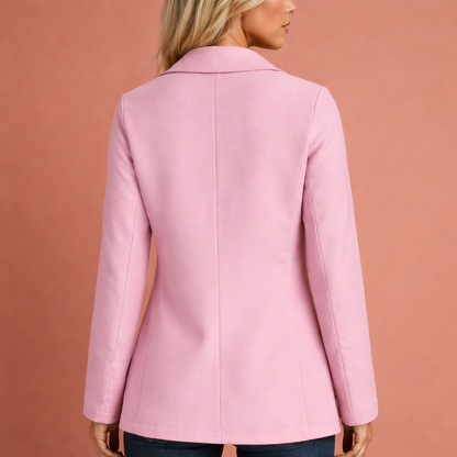 Dames blazer in roze met minimalistisch design, zacht en comfortabel voor casual en stijlvolle outfits.