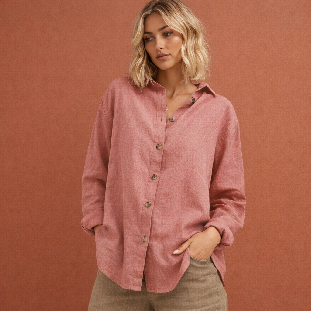 Dames blouse in roze met minimalistisch design, zacht en comfortabel voor casual en stijlvolle outfits.
