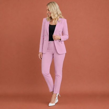 Dames broekpak in roze met minimalistisch design, zacht en comfortabel voor casual en stijlvolle outfits.