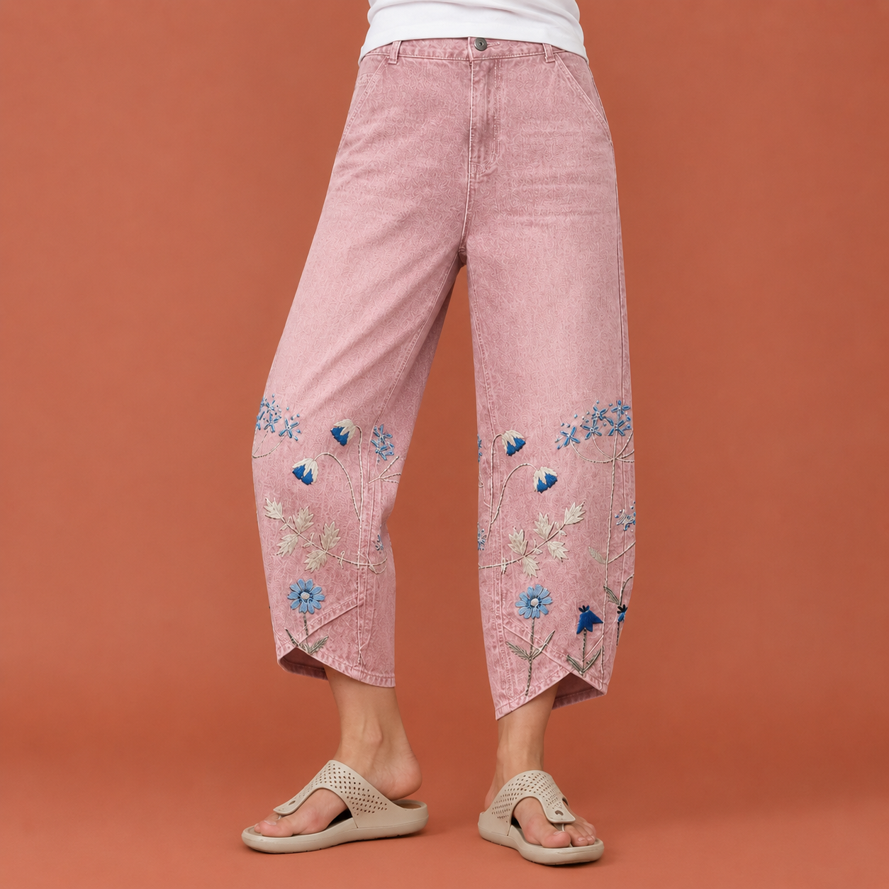 Dames comfort broek in roze met minimalistisch design, zacht en comfortabel voor casual en stijlvolle outfits.