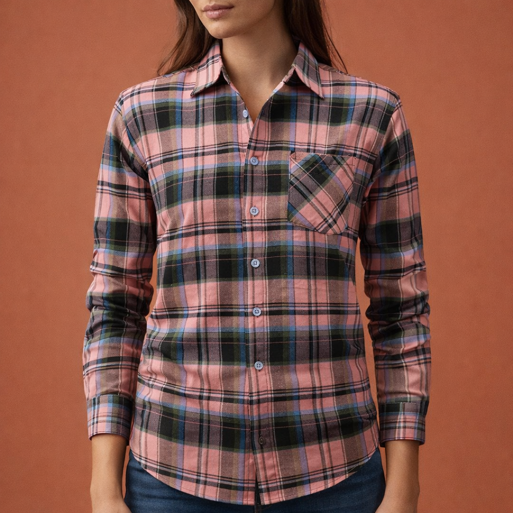 Dames geruite flanellen blouse in roze met minimalistisch design, zacht en comfortabel voor casual en stijlvolle outfits.