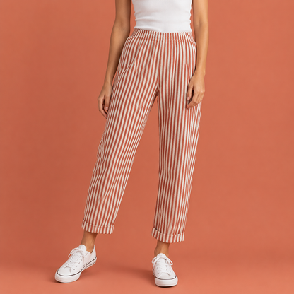 Dames gestreepte broek in roze met minimalistisch design, zacht en comfortabel voor casual en stijlvolle outfits.