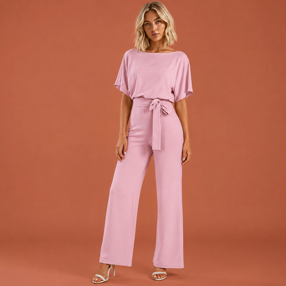 Dames jumpsuit in roze met minimalistisch design, zacht en comfortabel voor casual en stijlvolle outfits.
