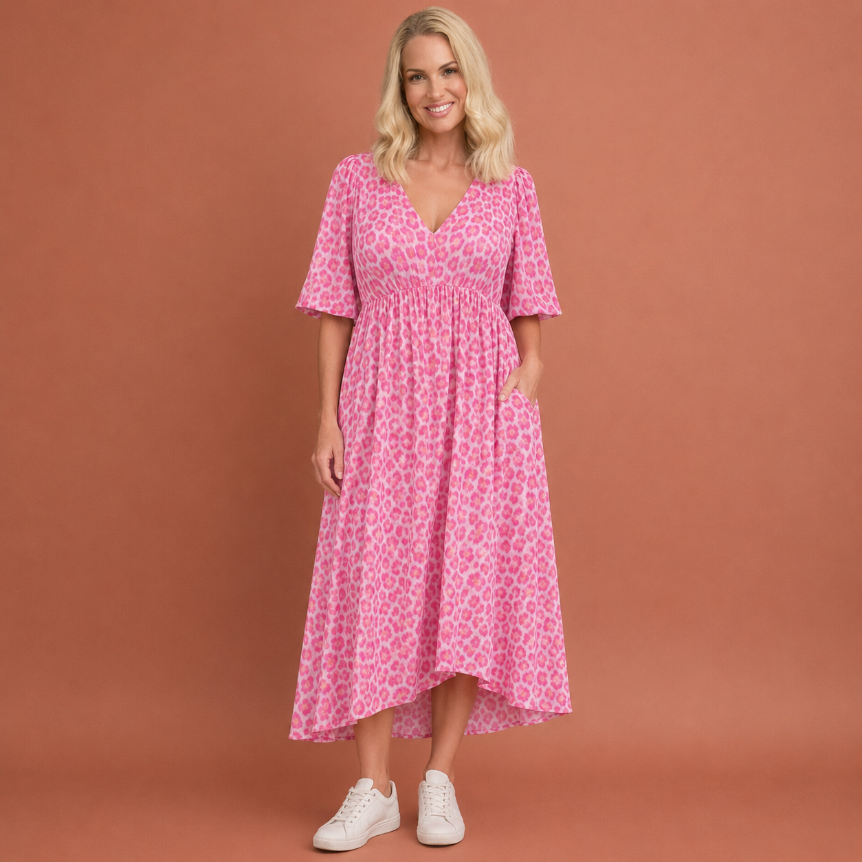 Dames linnen zomerjurk in roze met minimalistisch design, zacht en comfortabel voor casual en stijlvolle outfits.