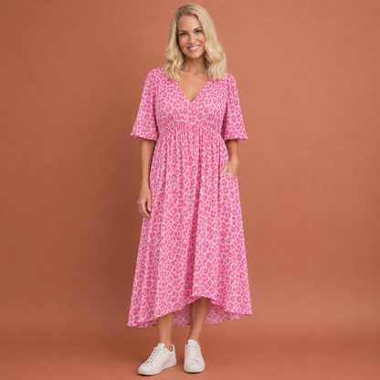 Dames linnen zomerjurk in roze met minimalistisch design, zacht en comfortabel voor casual en stijlvolle outfits.