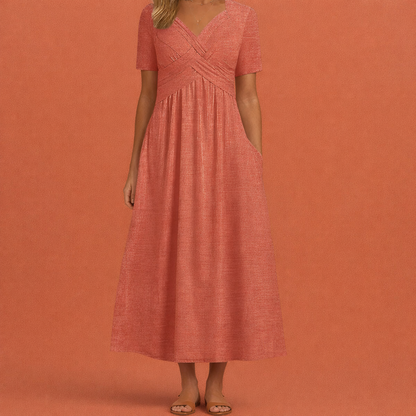 Dames maxi zomerjurk in roze met minimalistisch design, zacht en comfortabel voor casual en stijlvolle outfits.
