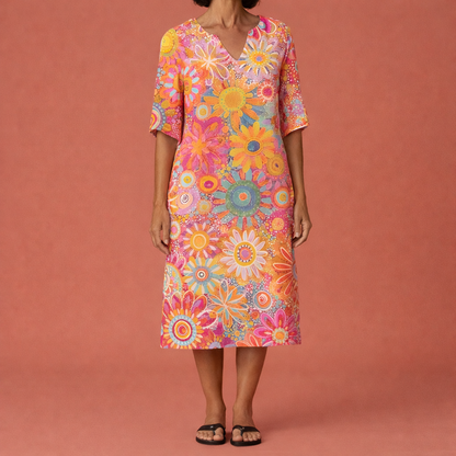Dames midi bloemenjurk in roze met minimalistisch design, zacht en comfortabel voor casual en stijlvolle outfits.