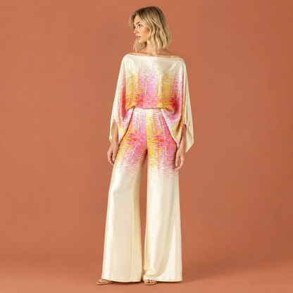 Dames satijnen tweedelige set in roze met minimalistisch design, zacht en comfortabel voor casual en stijlvolle outfits.
