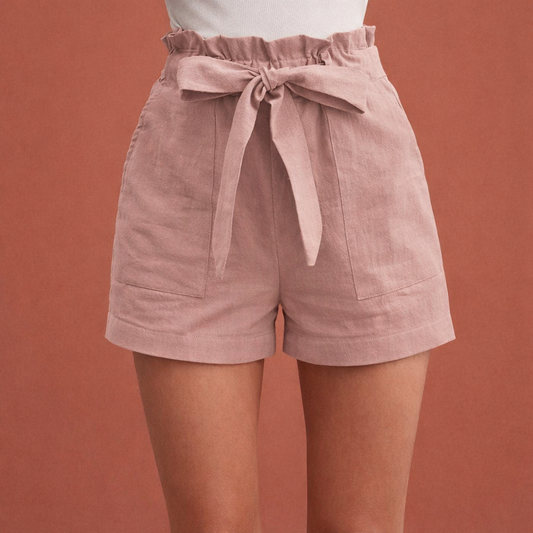 Dames shorts in roze met minimalistisch design, zacht en comfortabel voor casual en stijlvolle outfits.